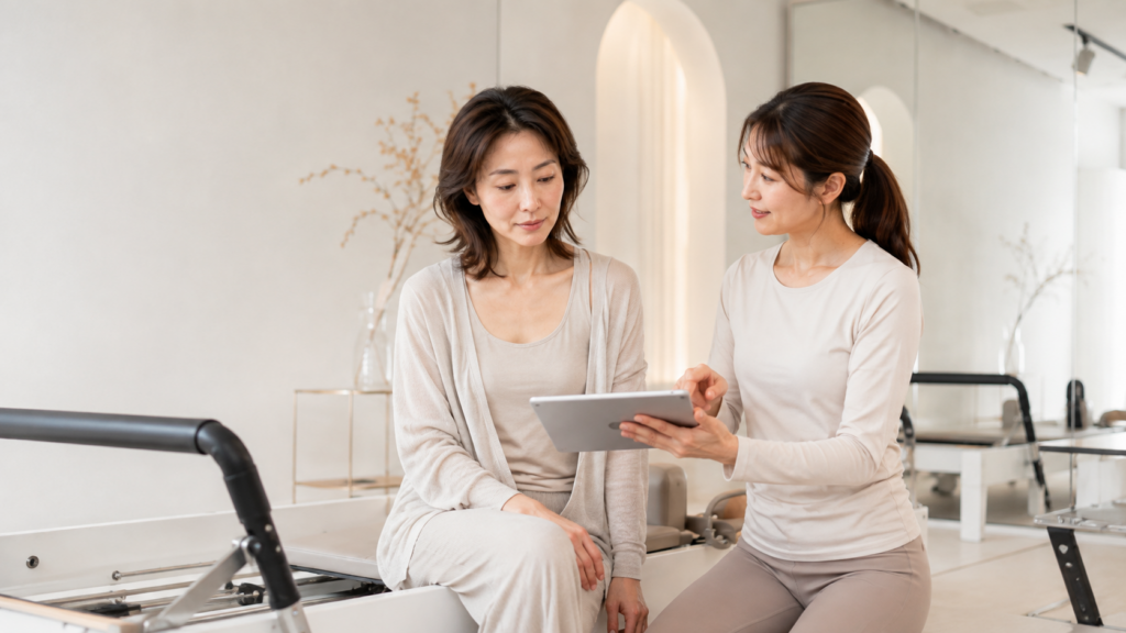 睡眠の質や生活習慣をピラティストレーナーと相談する女性