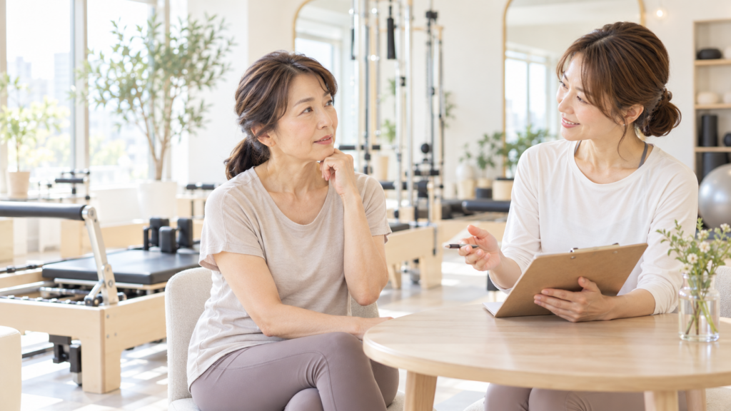 ピラティスを何歳までできるか相談する50代女性