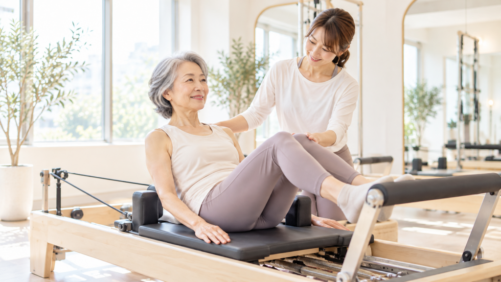 60代女性が無理なくマシンピラティスを行う様子