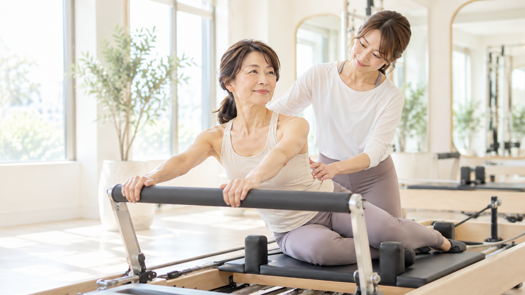 年齢に合わせて自分のペースでピラティスを行う女性