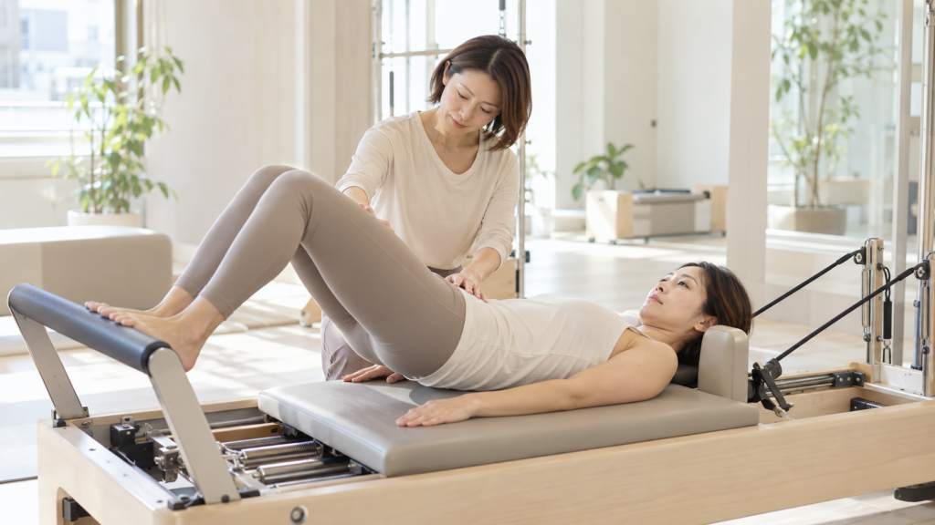 前ももだけに頼らず脚全体を使うピラティス女性